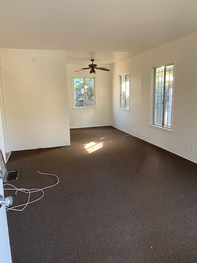 Living/dining area - 7002 Kittyhawk Ave