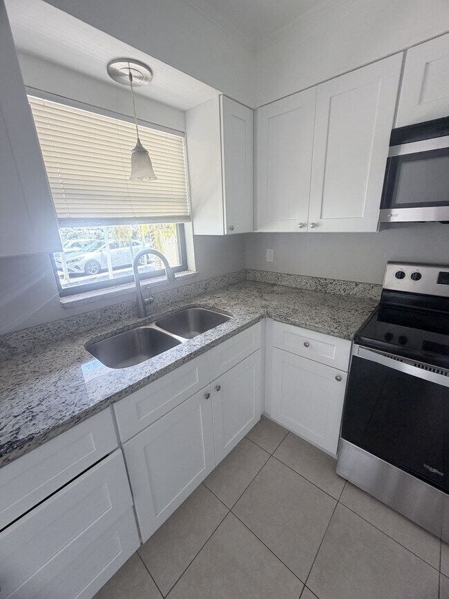 Building Photo - 130-136-136 Cape Coral Pkwy W