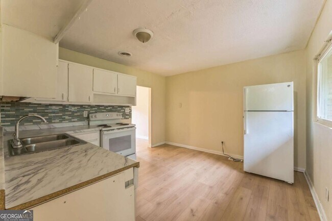 Building Photo - 8399 Attleboro Dr