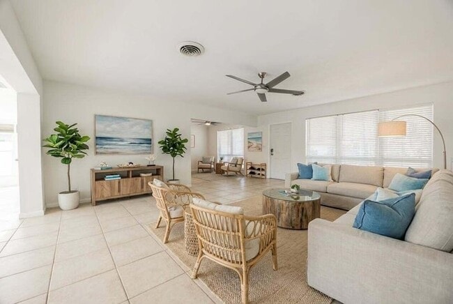 Building Photo - 270 SE 9th Ct