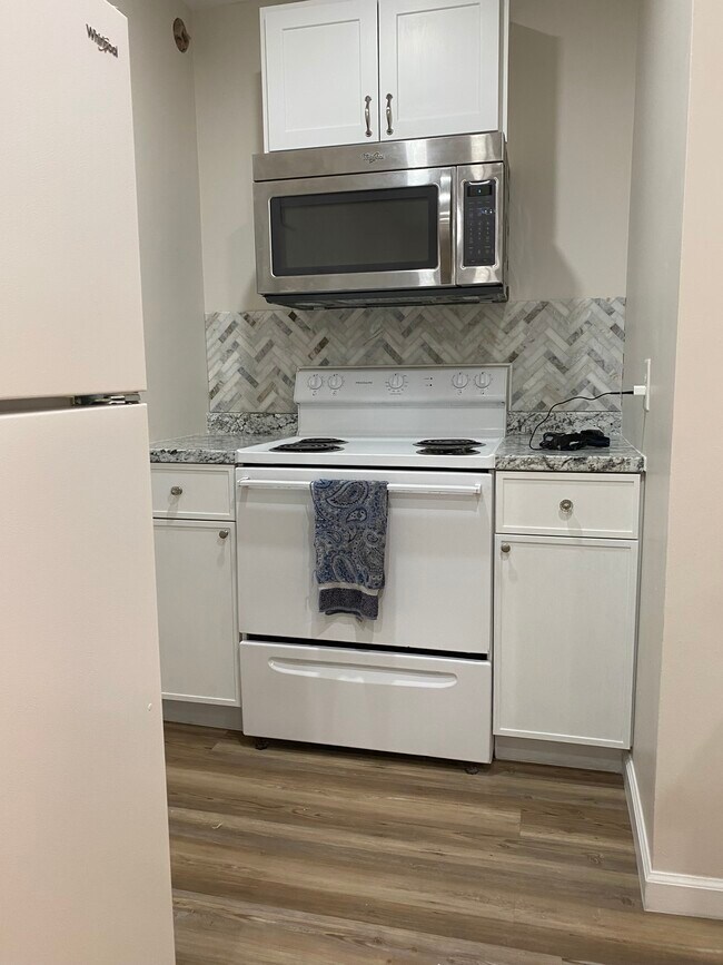 Building Photo - 107 E 10th St