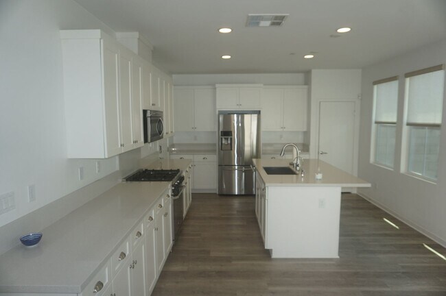 Building Photo - Stunning 4 Bedroom 3 Bath Plus Loft Home i...