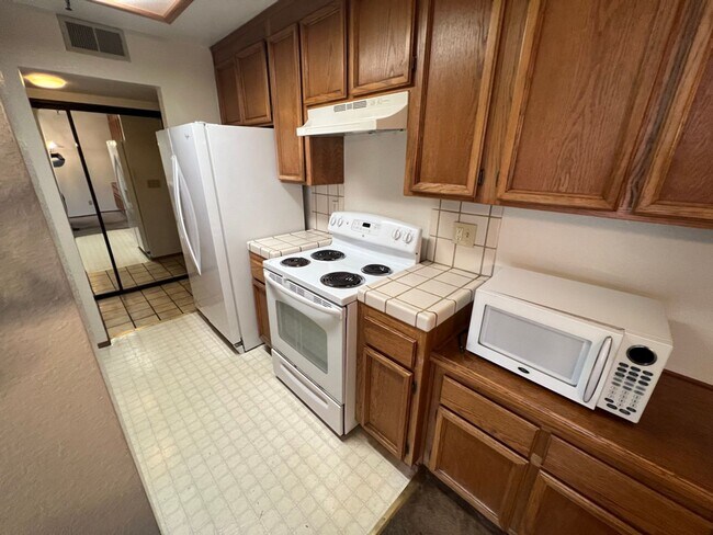 Foto del edificio - Spacious 2 bed 1.5 bath Condo in San Leandro Minutes from Bart and shopping. Must see!