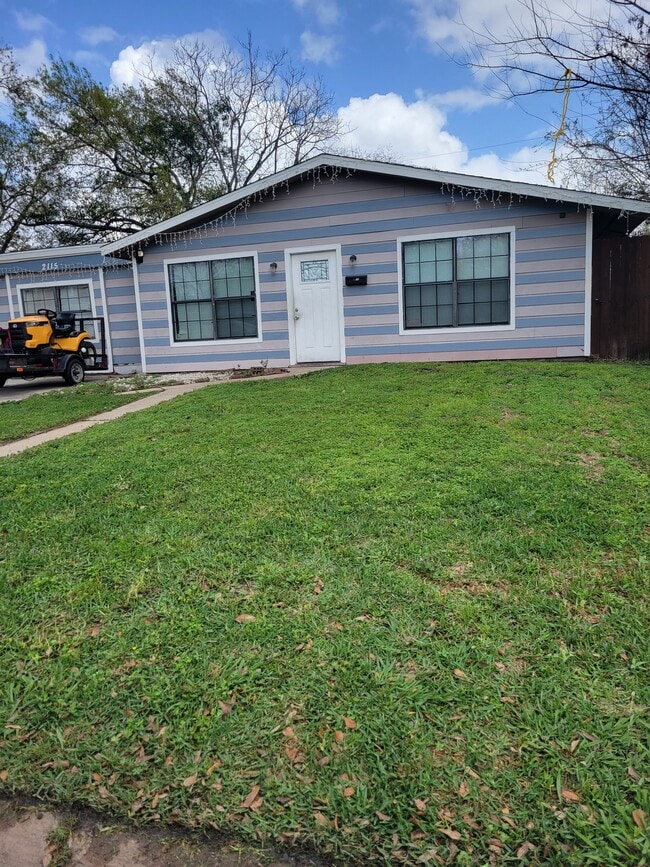 Building Photo - 2115 Raspberry Ln