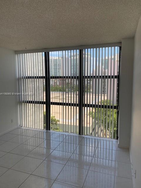 Foto del edificio - 17011 N Bay Rd