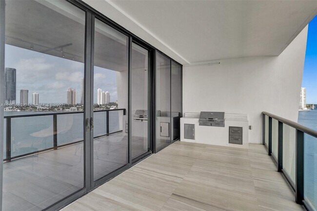 Building Photo - 5000 Island Estates Dr