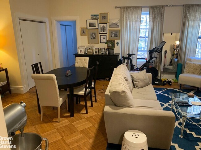 Building Photo - Classic Brownstone Large One Bedroom