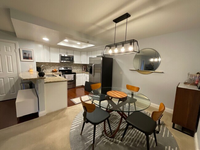 Foto del edificio - Mandevilla's: Upper 2 Bedroom 2 Bath Condo