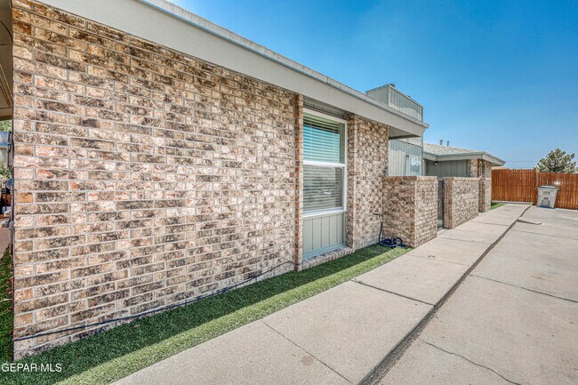 Foto del edificio - 630 White Cliffs Dr