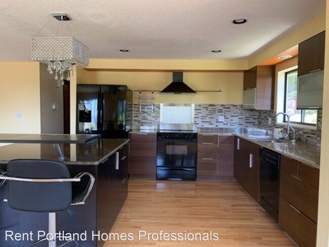 Building Photo - 5 br, 3 bath House - 9945 SE Gia Court