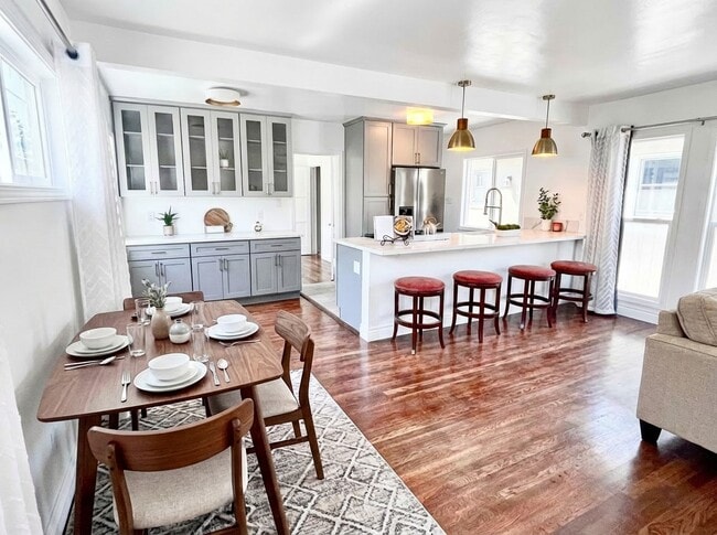 Foto del edificio - 1230 N Hollywood Way