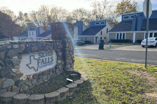 Building Photo - Silver Falls Townhomes