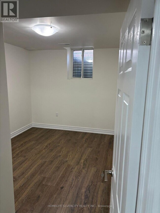 Photo du bâtiment - 2 Manordale Crescent