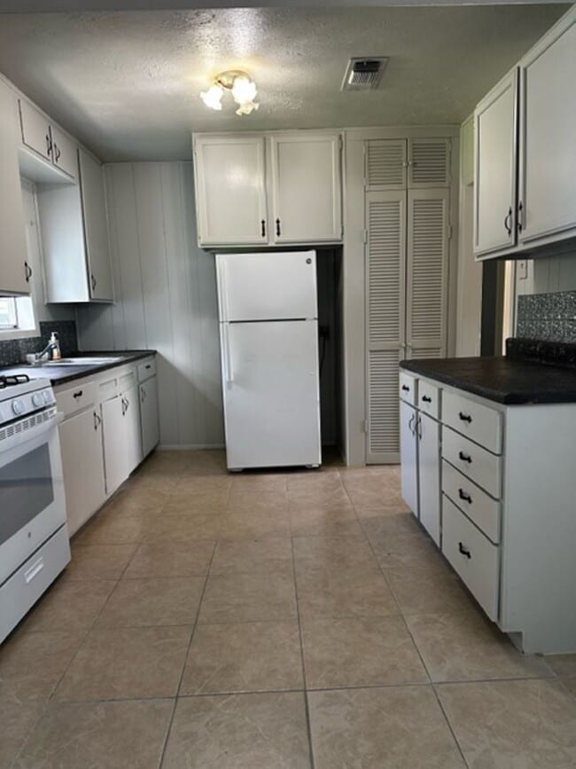 Building Photo - 402 Newton St