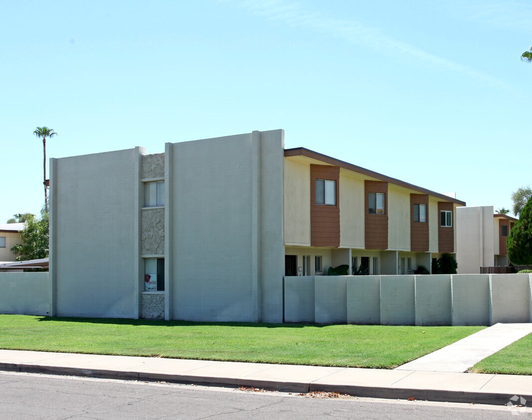 Building Photo - Por Of Continental East