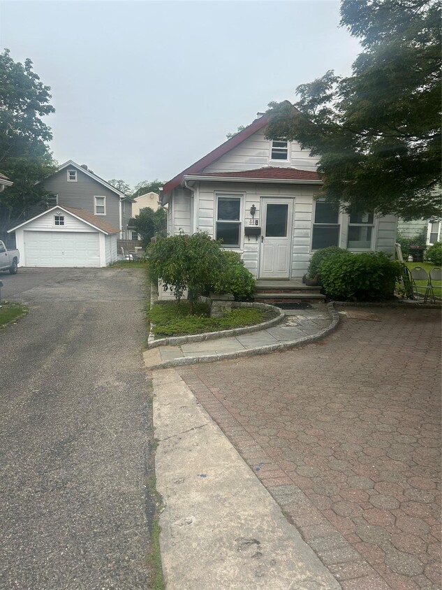 Building Photo - 44 Perry Ave