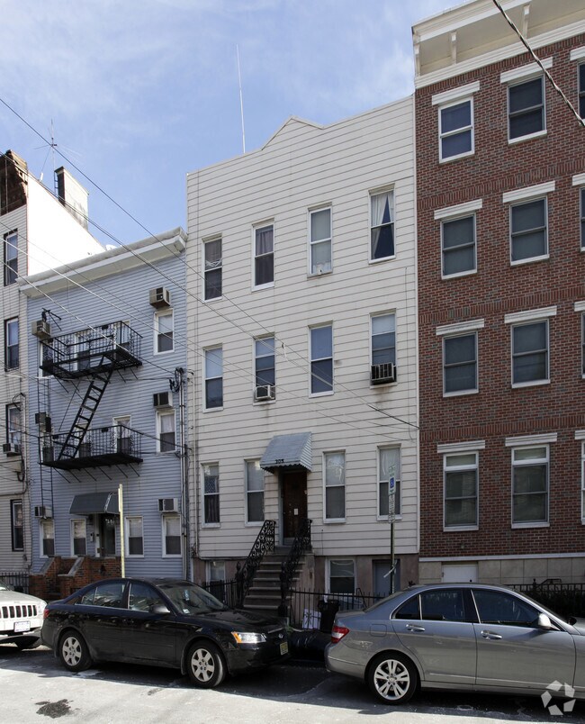 Building Photo - 305 Monroe St