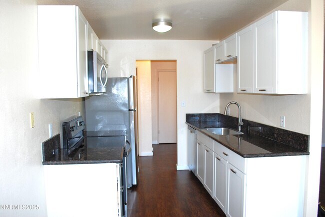 Foto del edificio - 3399 Crystal Ln