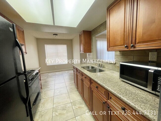 Foto del edificio - BEAUTIFUL 2 BED 2 BATH DOWNSTAIRS UNIT NEA...