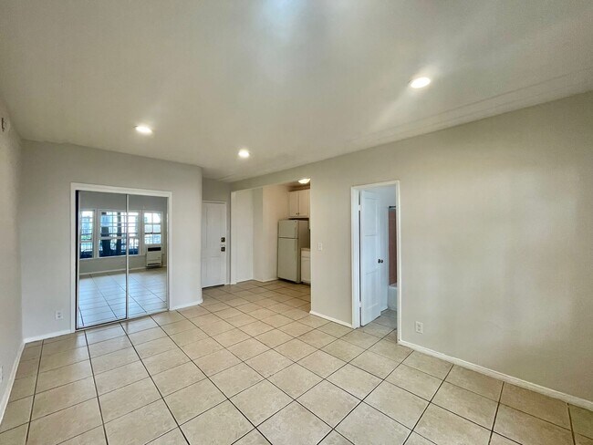 Building Photo - 846 S Serrano Ave