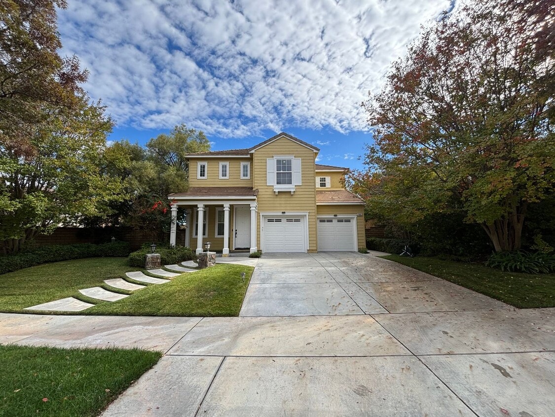 Foto principal - Spacious 4-Bedroom Home with Downstairs Bed/Bath & Full Community Access in Valencia!