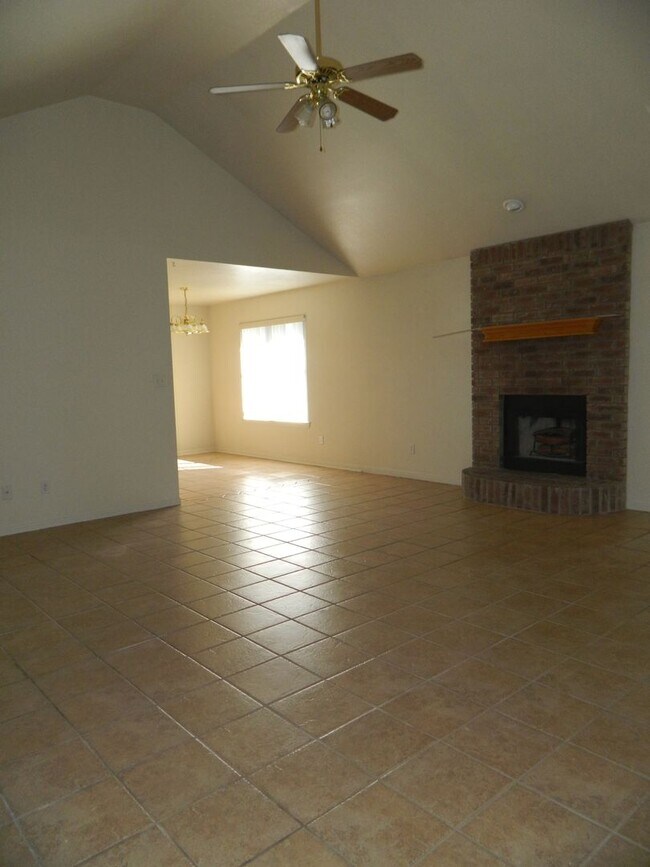 Foto del edificio - This 4 bedroom 2 bath home is conveniently...