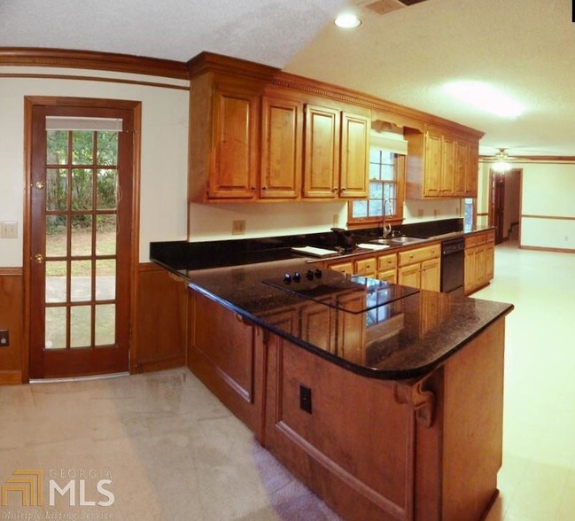 Building Photo - 2425 Woodbridge Dr