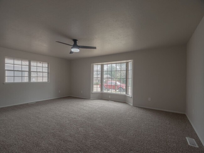 Foto del edificio - FOR RENT or RENT TO OWN…LARGE newly remode...