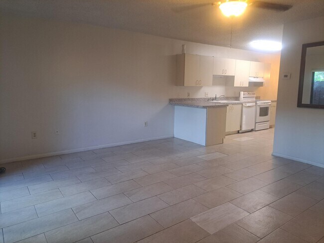 Building Photo - 2050 Oleander Blvd
