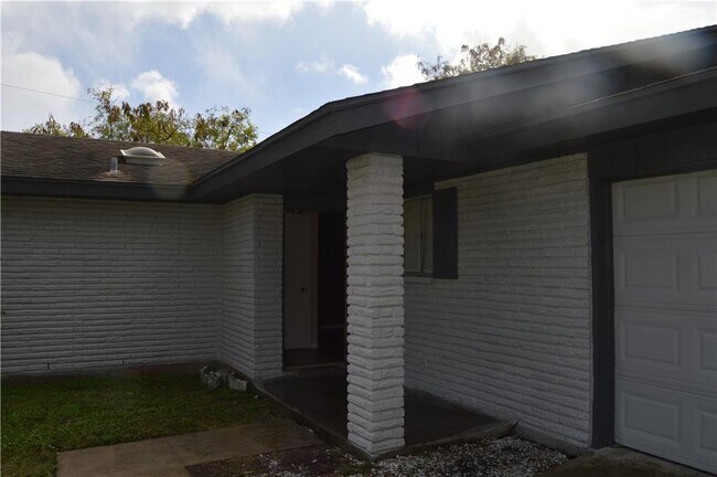 Foto del edificio - 8217 Baylark Dr