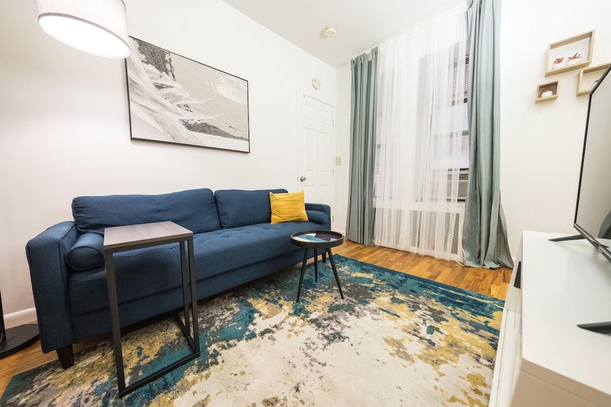 Foto principal - 317 E 75th St