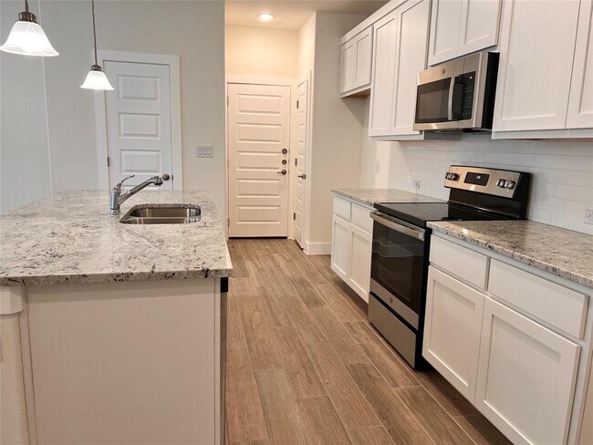 Building Photo - 444 Parkline Dr