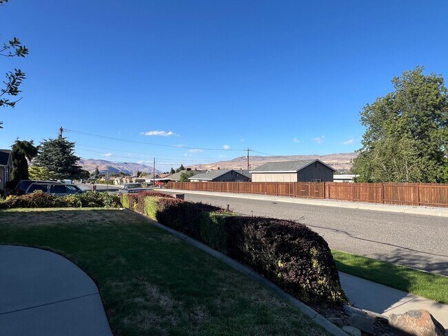 Building Photo - Great location with lots of amenities! 4 b...