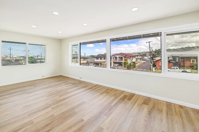 Building Photo - Nuuanu - Renovated 5 bedroom, 2 bath singl...