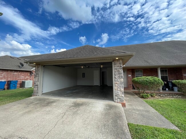 Building Photo - 3201 SW Amberwood Ave