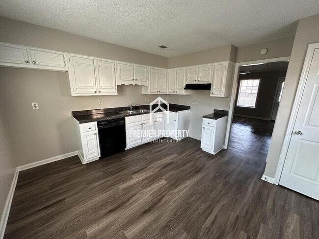 Foto del edificio - 5936 Blackrock - Available Now!