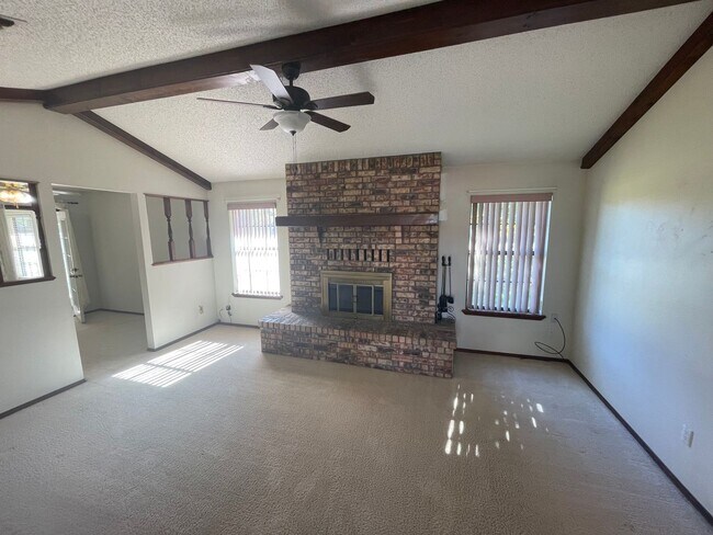 Foto del edificio - Spacious Single Level Three Bedroom Home