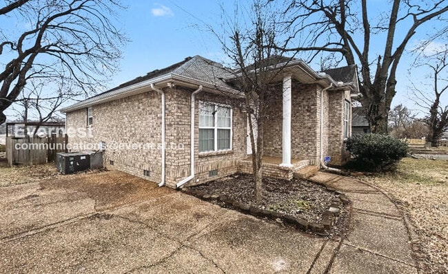 Building Photo - 3 Bed/2 Bath Home with Fenced Yard / Available Now!