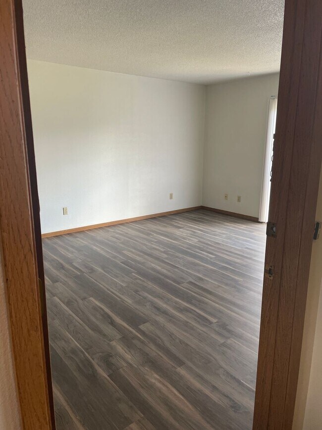 Building Photo - 1 Bedroom Apartment - Close to Schools, Shopping, and Parks
