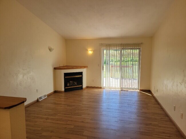 Foto del edificio - "Spacious 3-Bedroom Side by Side Duplex in...