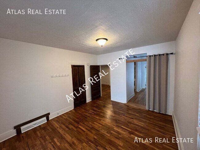 Foto del edificio - 2 bed, 1 bath - Must see! Beautiful, trend...