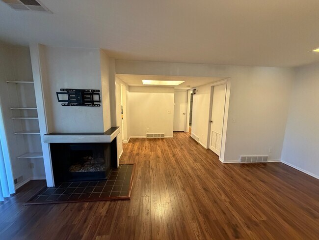 Building Photo - 6884 Countrywoods Cir