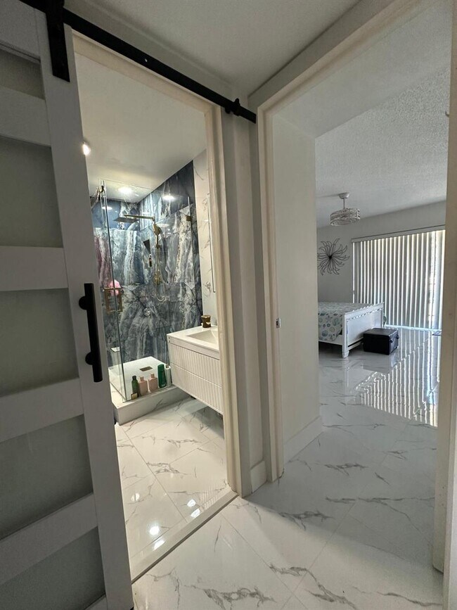 Foto del edificio - 4557 Luxemburg Ct