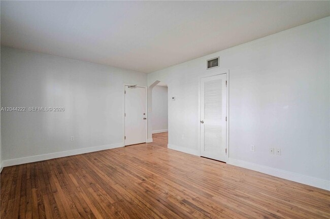 Building Photo - 1011 Bay Dr