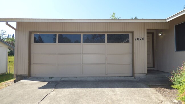 Building Photo - 3 bedroom home in South Salem!