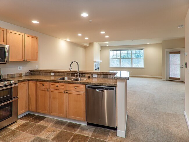 Building Photo - Townhome-Like Condo with Views