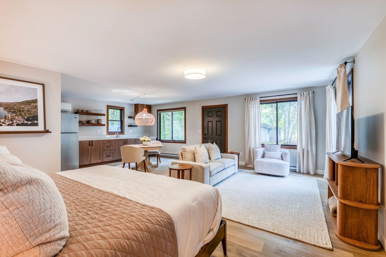 Foto principal - 1241 Birchmont Beach Rd NE