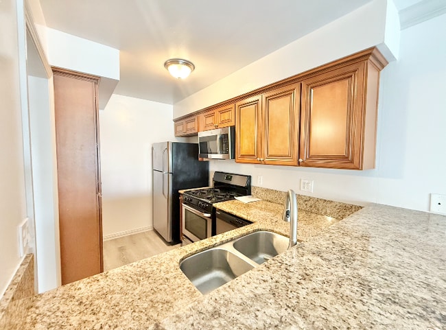 Building Photo - 823 3rd St