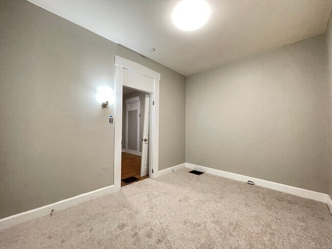 Building Photo - Home on Kastner: 100% Off First Full Month...