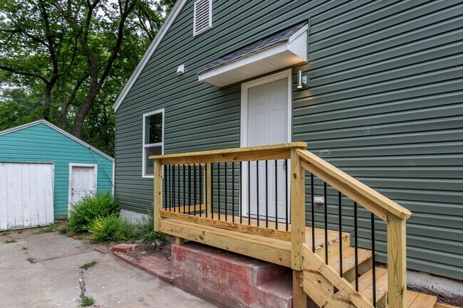 Foto del edificio - Introducing 303 Sanford: Your Energy-Efficient Haven of Modern Living with a Serene Backyard